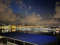 Værelse med havudsigt om aftenen