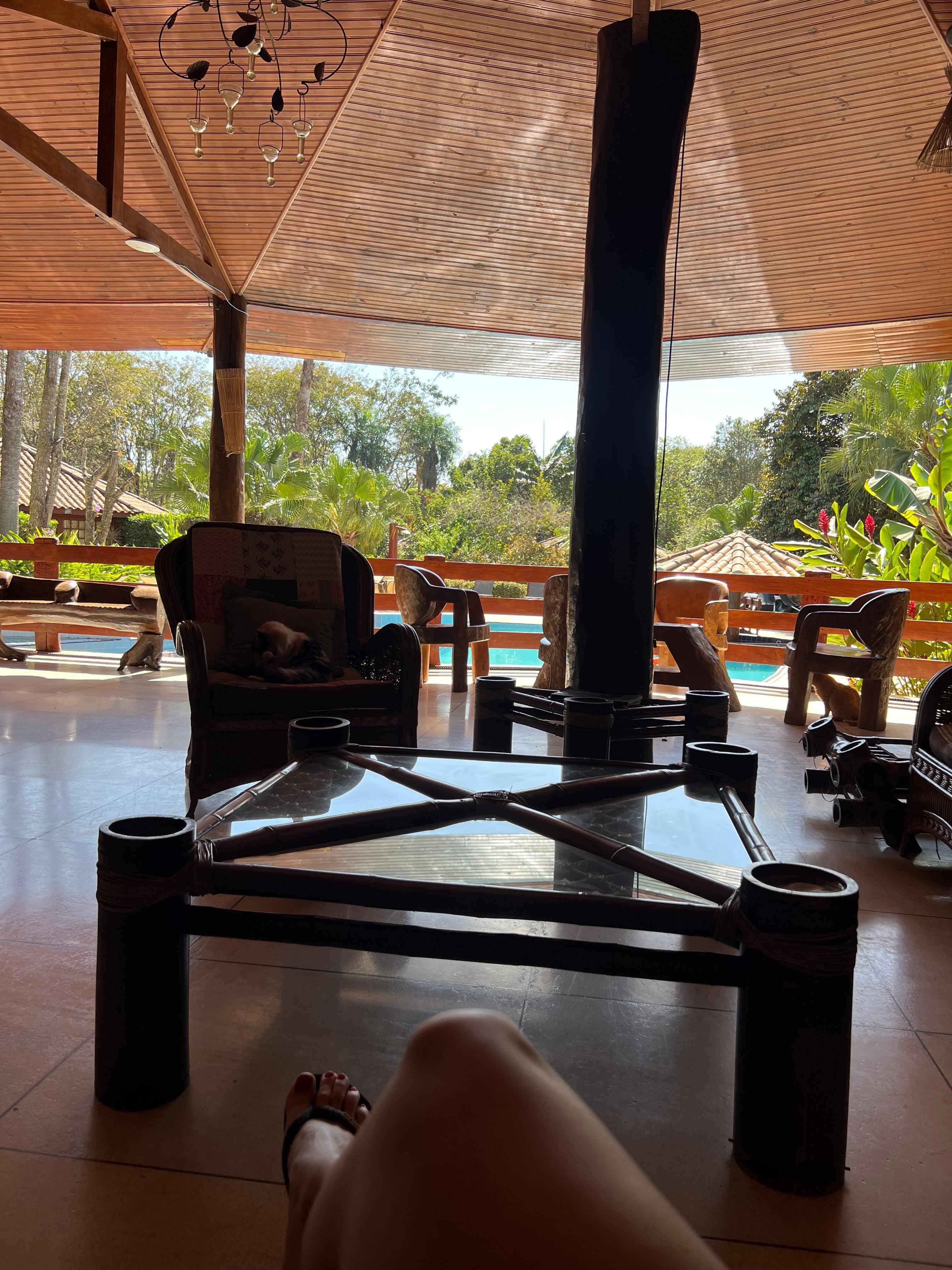 Recepção de frente da piscina, local arejado e fresco . 