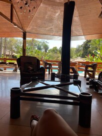 Recepção de frente da piscina, local arejado e fresco .