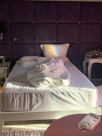 자고 일어났더니 커텐 틈으로 너무 예쁘게 무지개가 비쳐 감동받으며 찍어봤어요 ㅎㅎ