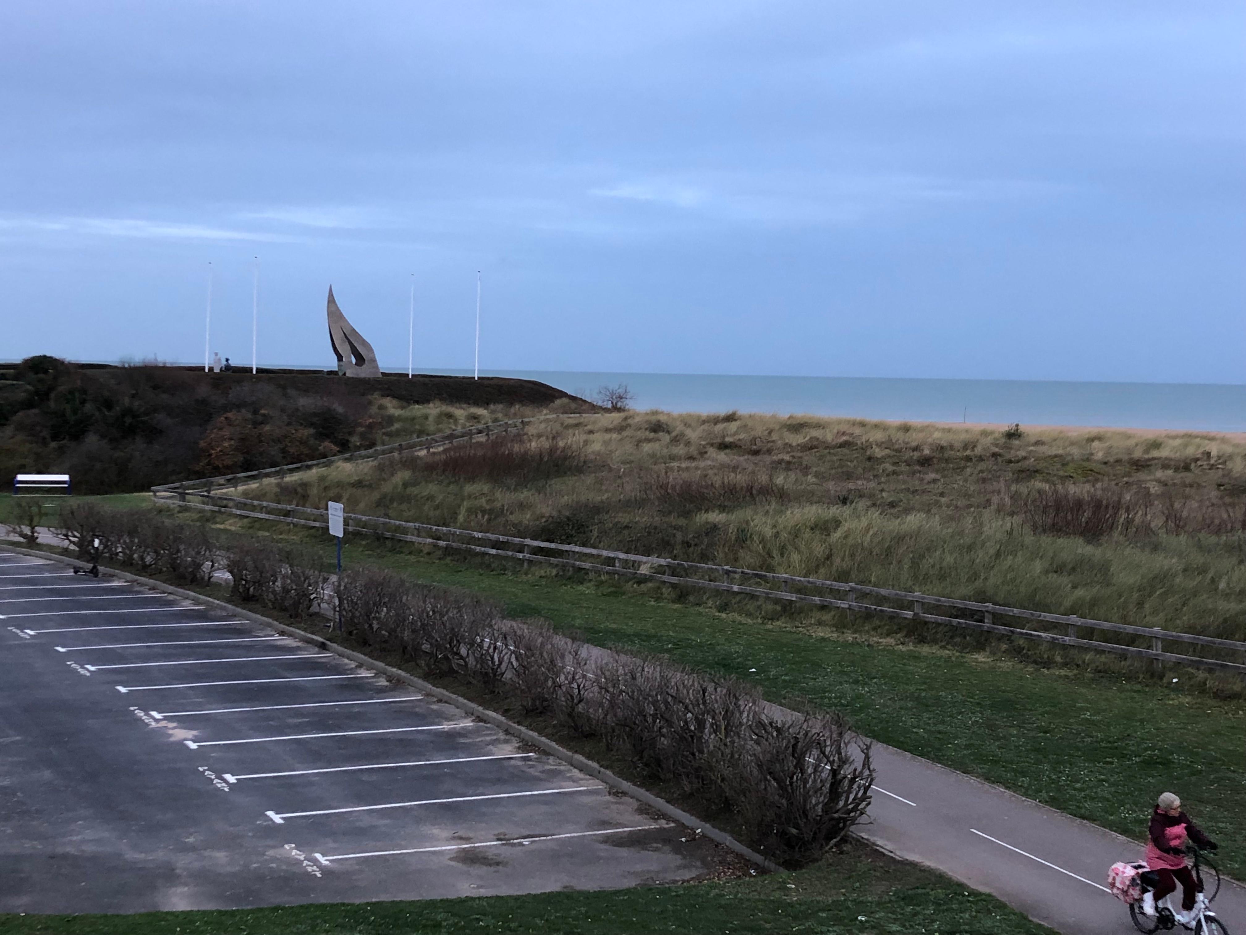 zicht op het monument van de landing op Sword beach