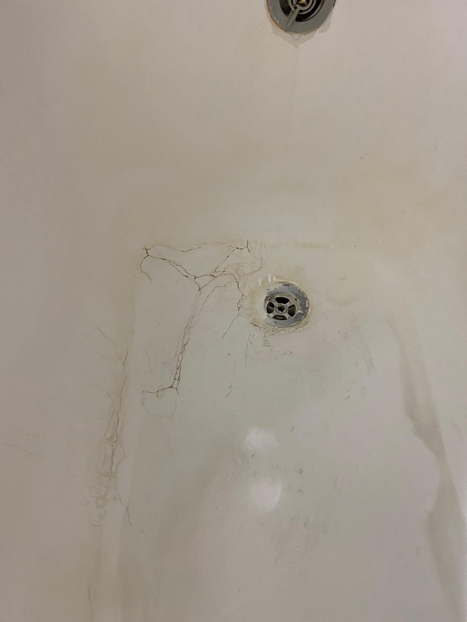 Cracked bath filled with silicone