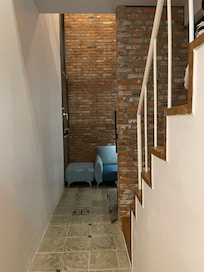 입구에 들어서면 보이는 거실과 복층계단