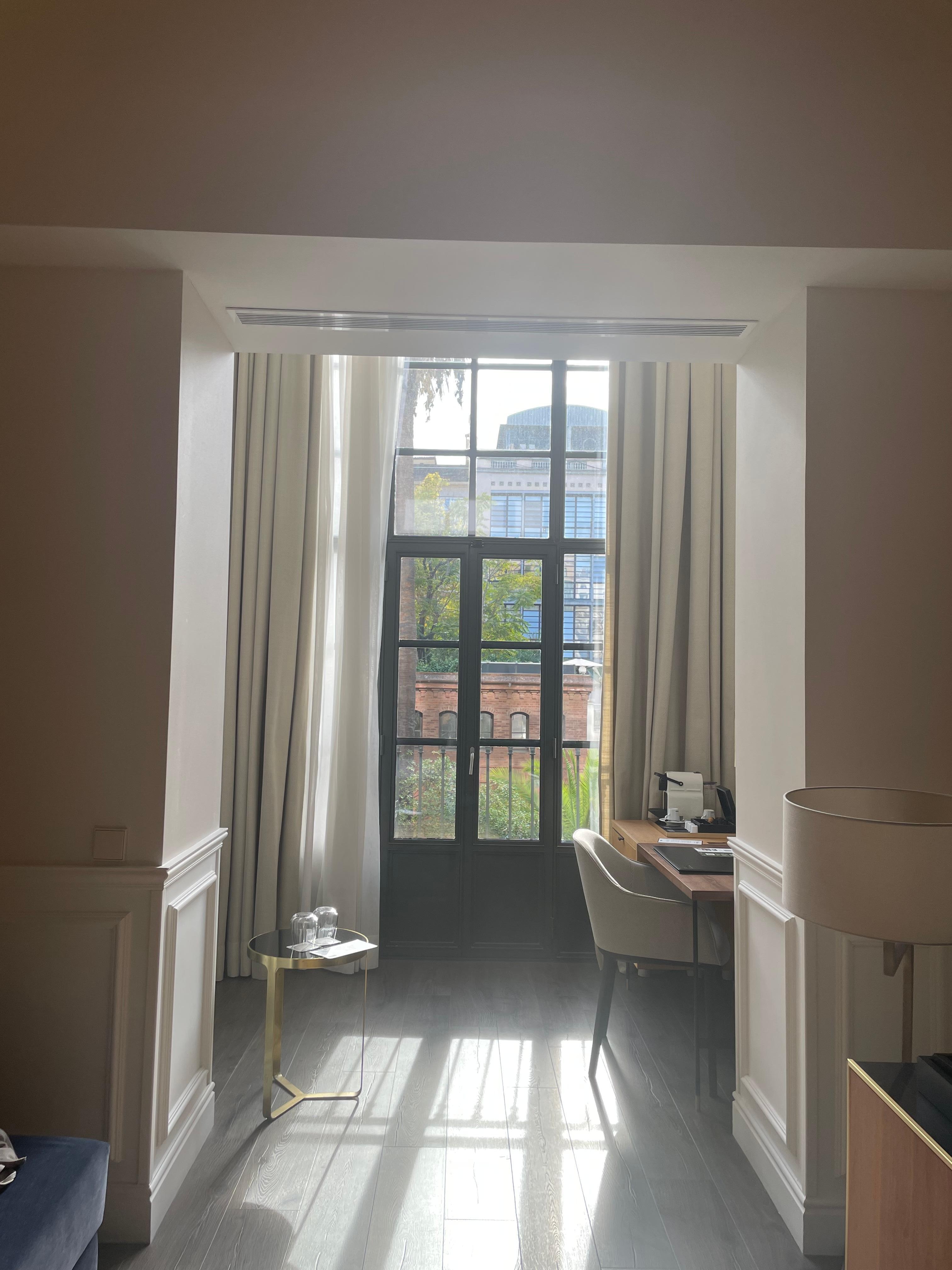 Alcove-like area next to the windows