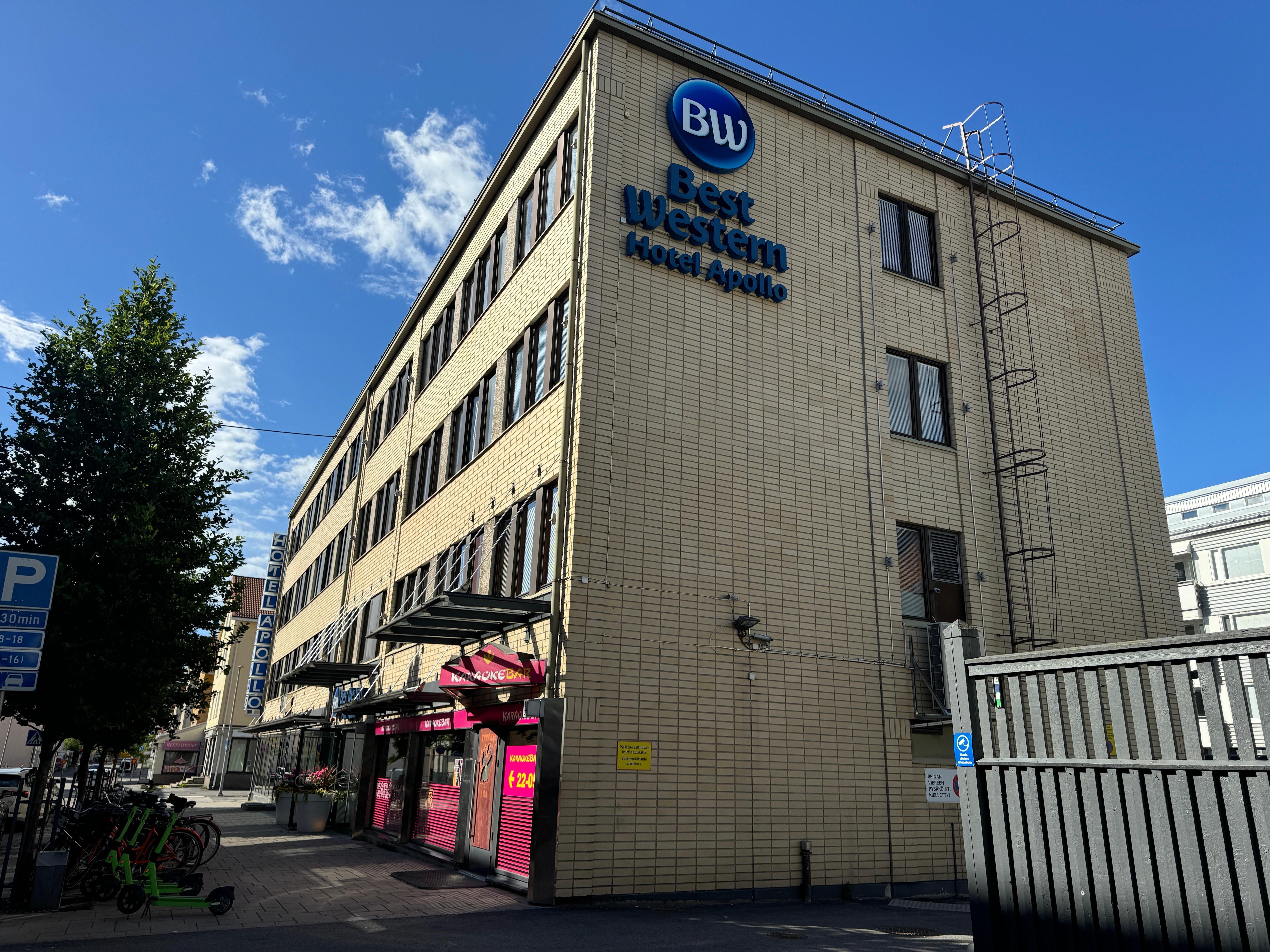 駅正面の道をまっすぐ歩いてすぐです。