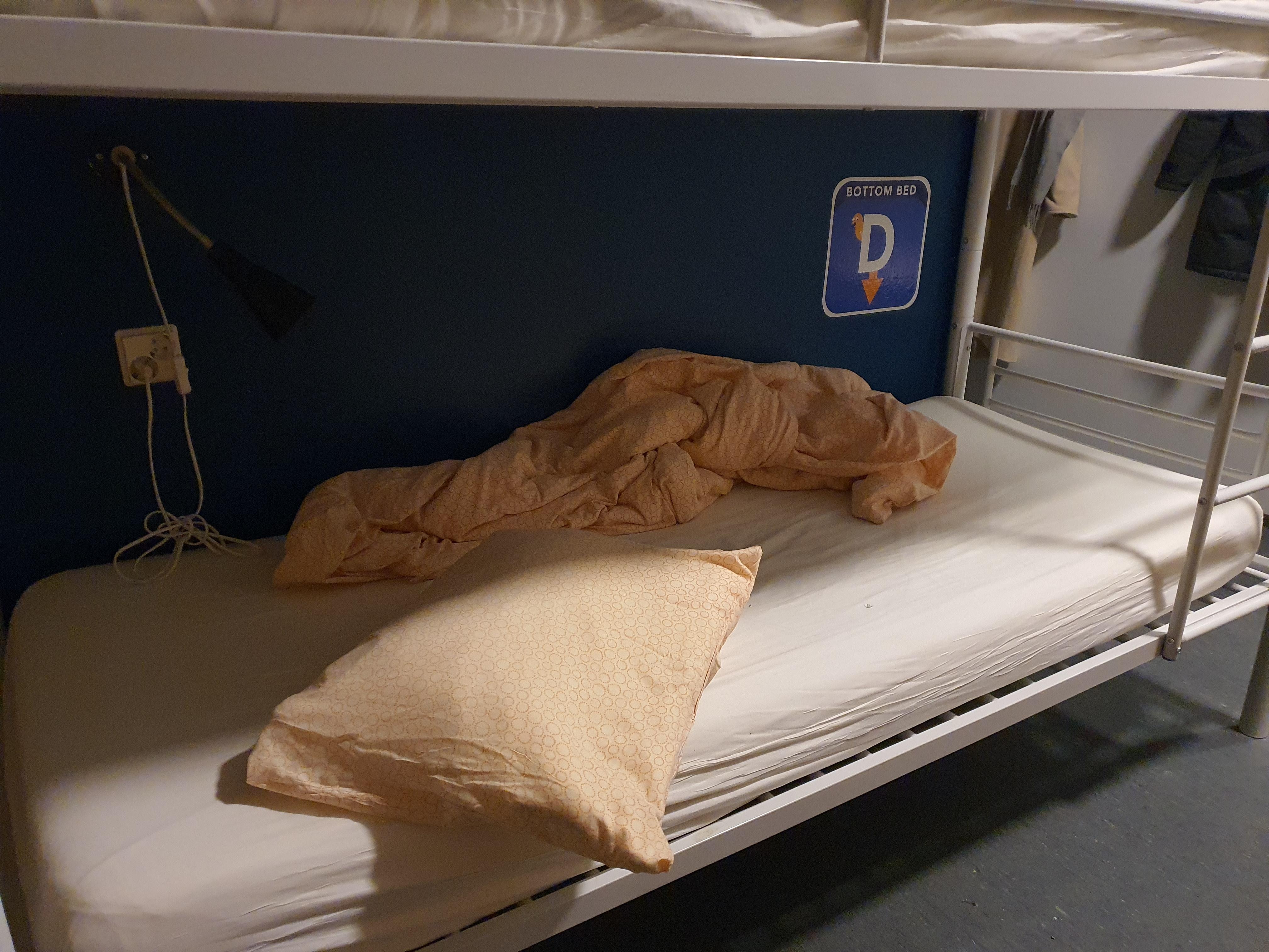 중국계 여자가 난동부린 사진(침실 내 공용 테이블에 노트북이랑 기타 개인물품 널어놓고 D까지 무단 사용)