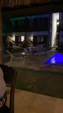 Vista da piscina e quartos