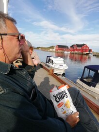 På bænken lige udenfor hotellet