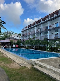 Bâtiment principal, vue mer et piscine
