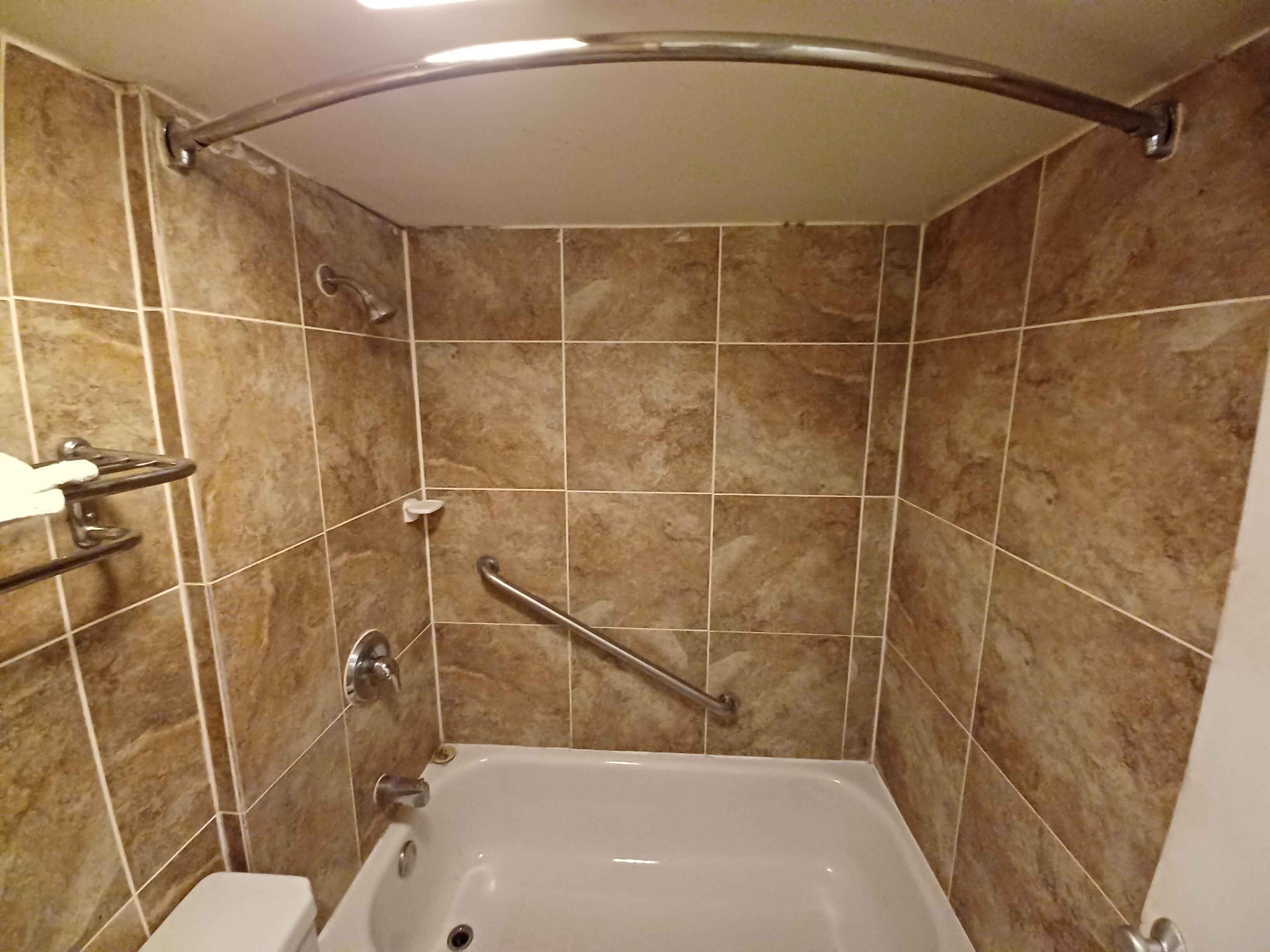 No shower curtain 