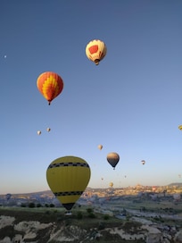 otelin çok yakınında bir tepe (vadiler sokaktan gidiliyor caminin karşısından sola doğru)