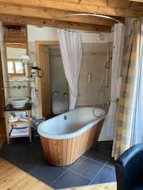 Badewanne im Zimmer drin! Mässig praktisch aber ok