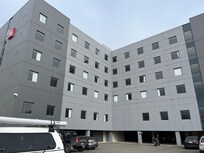 Hotellet sett fra parkeringsplassen.