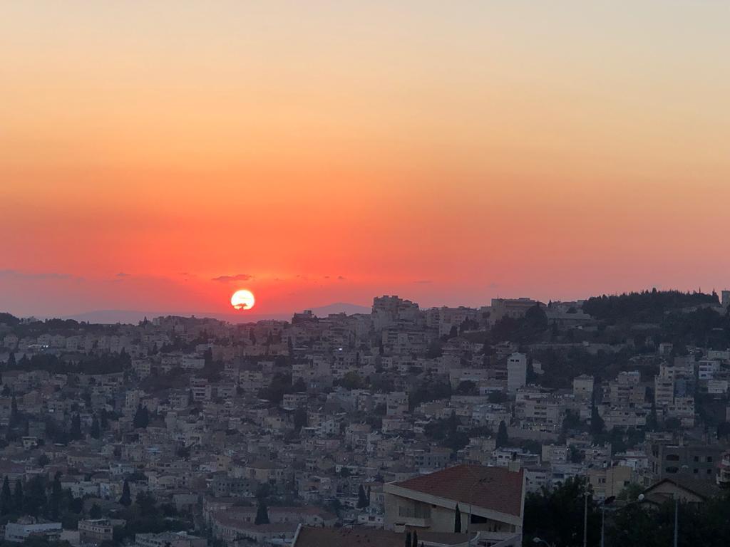 שקיעה מחלון החדר