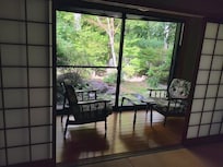翌朝、起きる時の部屋と窓の前の庭
