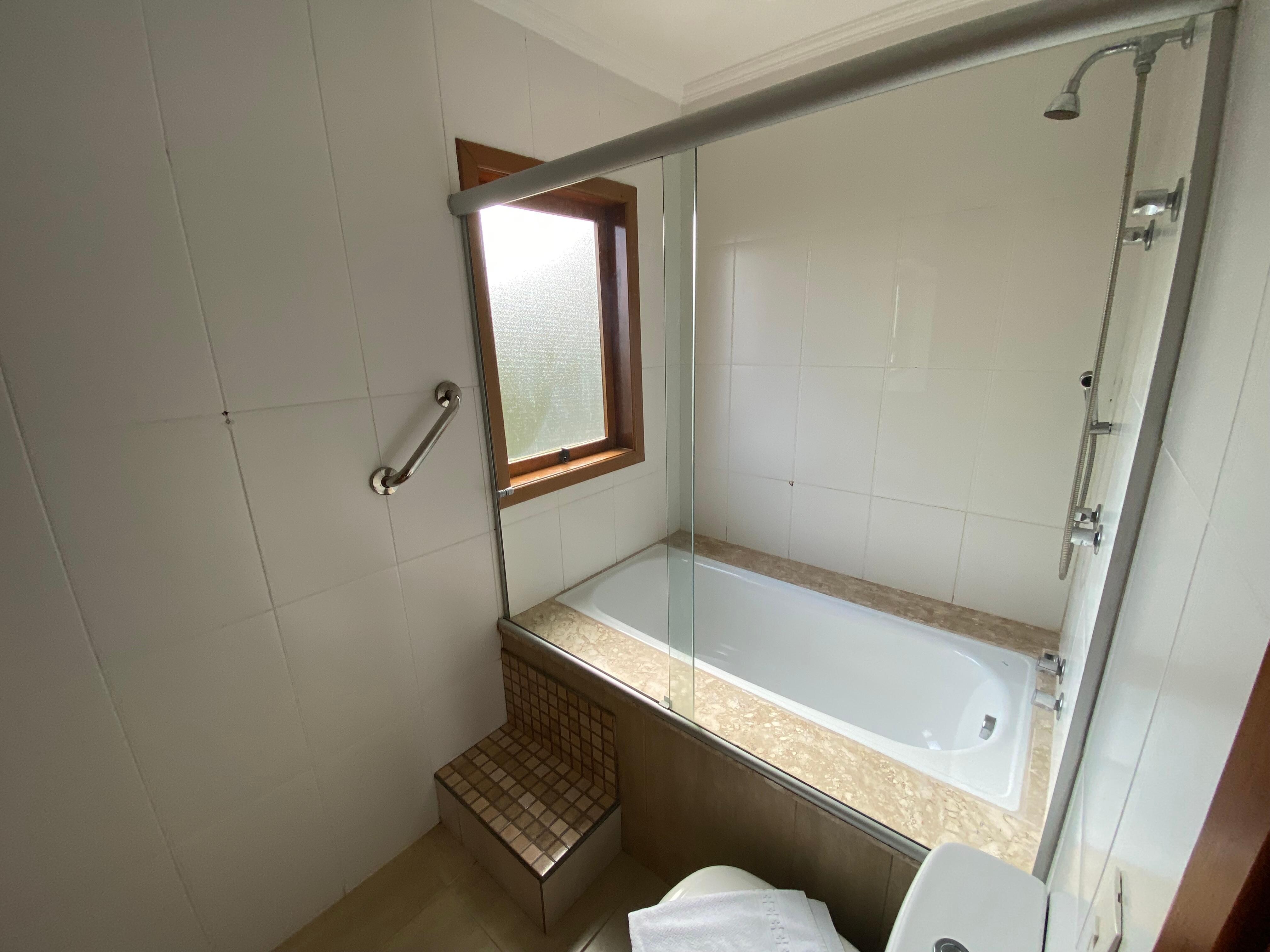 Banheiro com banheira 