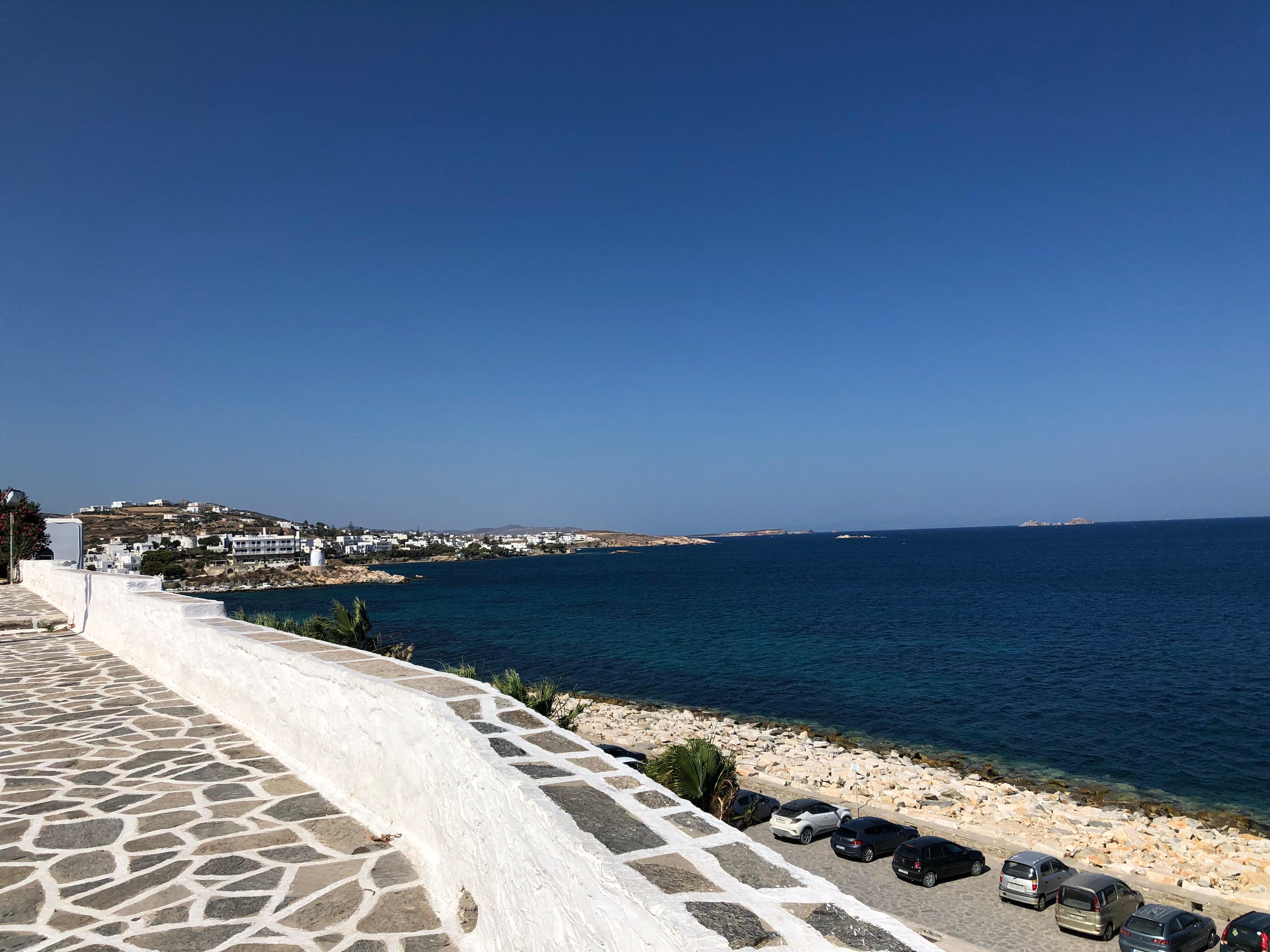 Vista sul lungomare di Parikia