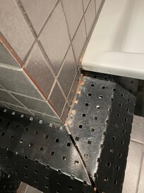 Dirt and Kalk everywhere in the bathroom