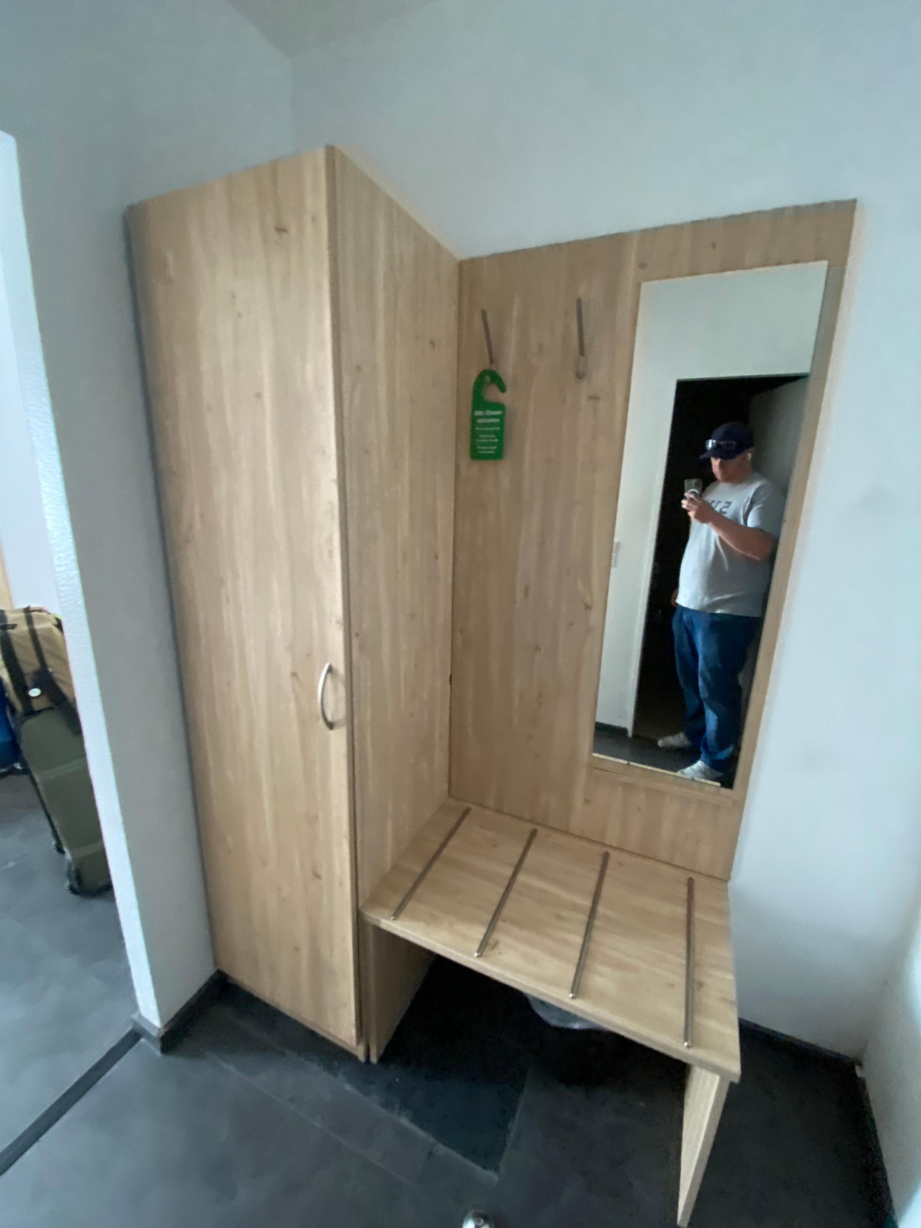 Garderobe im Eingang des Zimmers