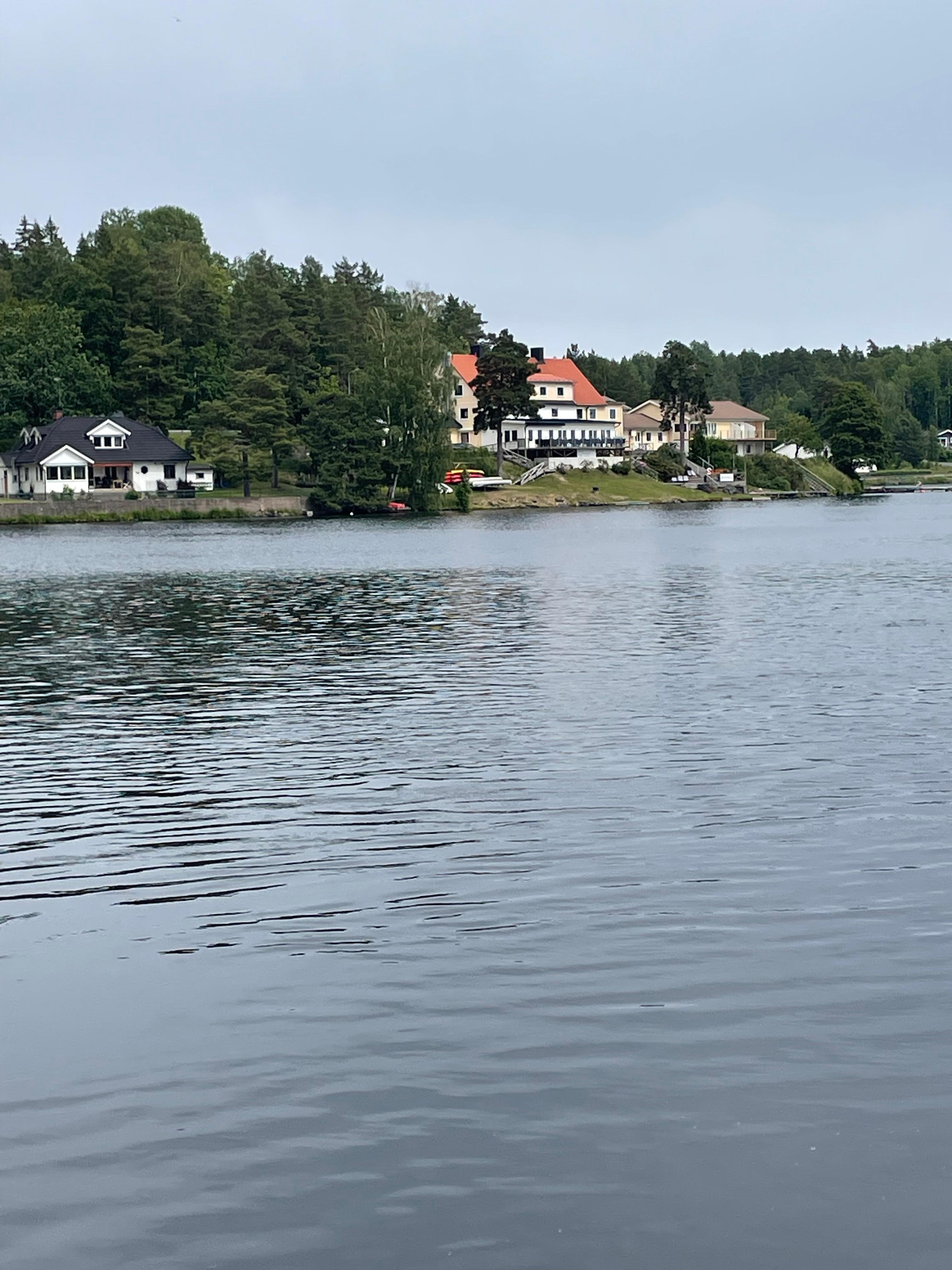 Håverud hotell från andra sidan sjön