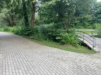 Parkområdet på baksiden av hotellet. Nærmeste restaurant var stengt, så det var litt øde der.