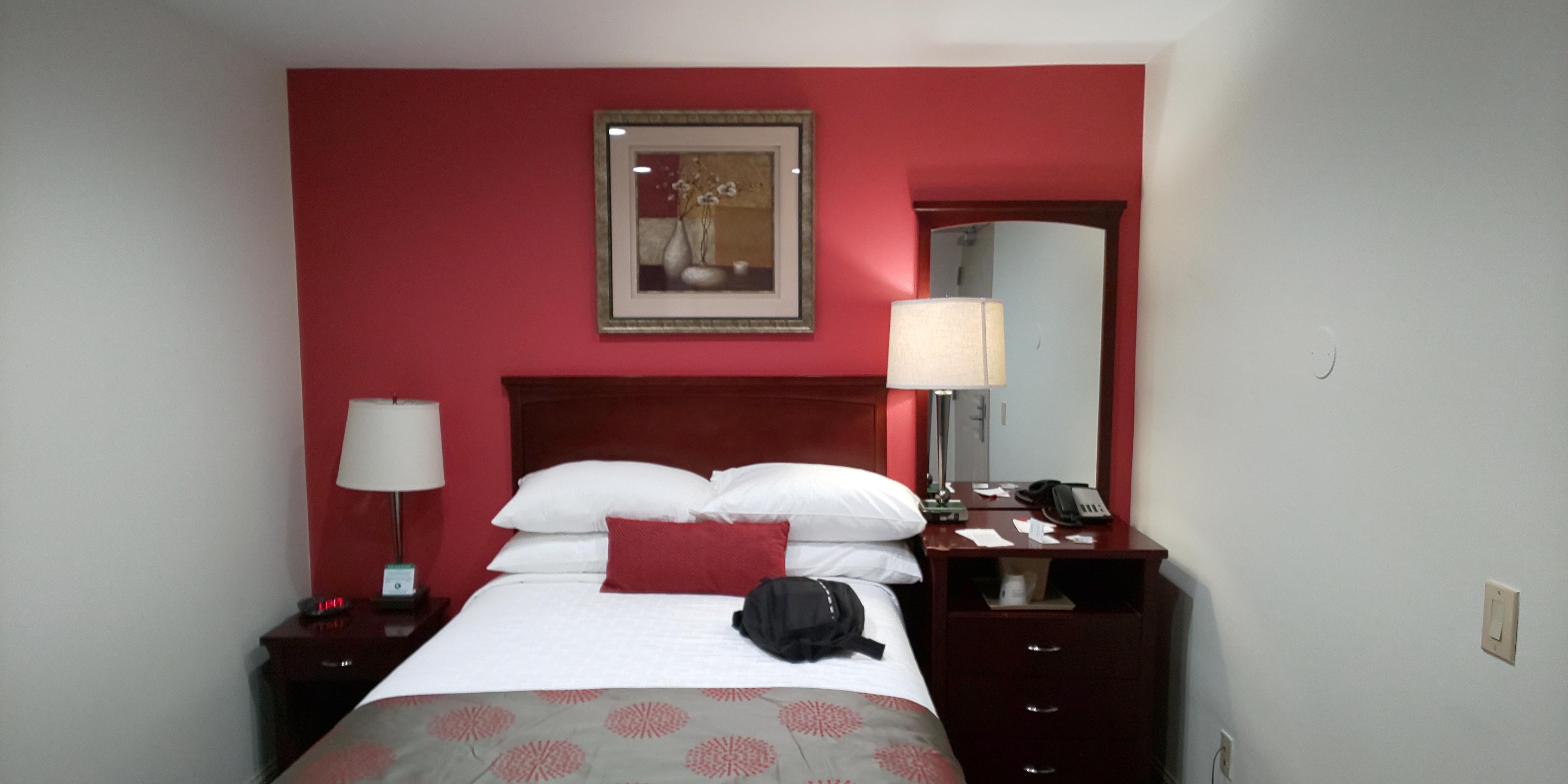 ダブルベッドの部屋はそんなに広くないが、ベッドはかなり快適。