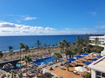 Vista desde habitación, piscinas, terraza y playa