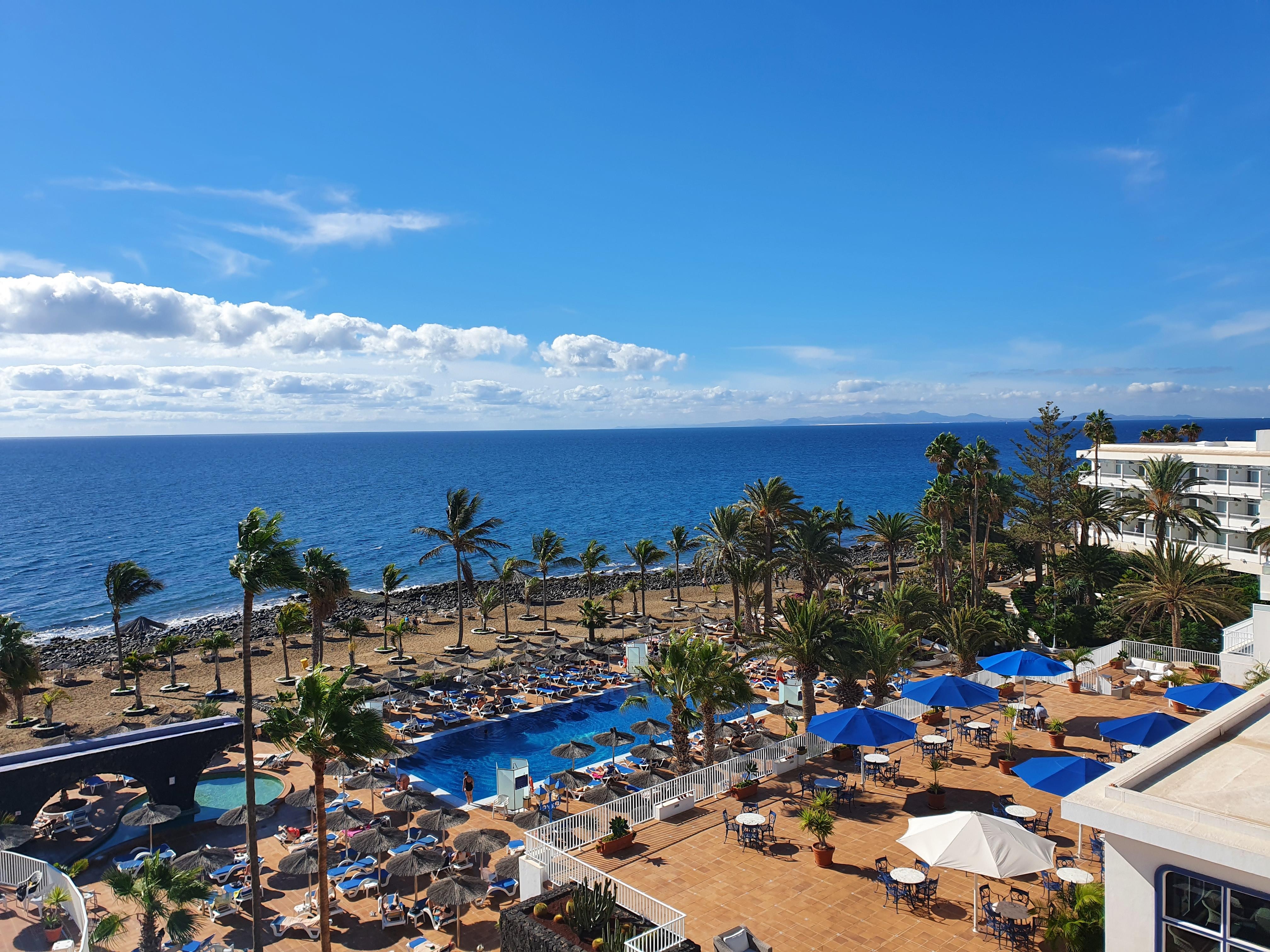 Vista desde habitación, piscinas, terraza y playa