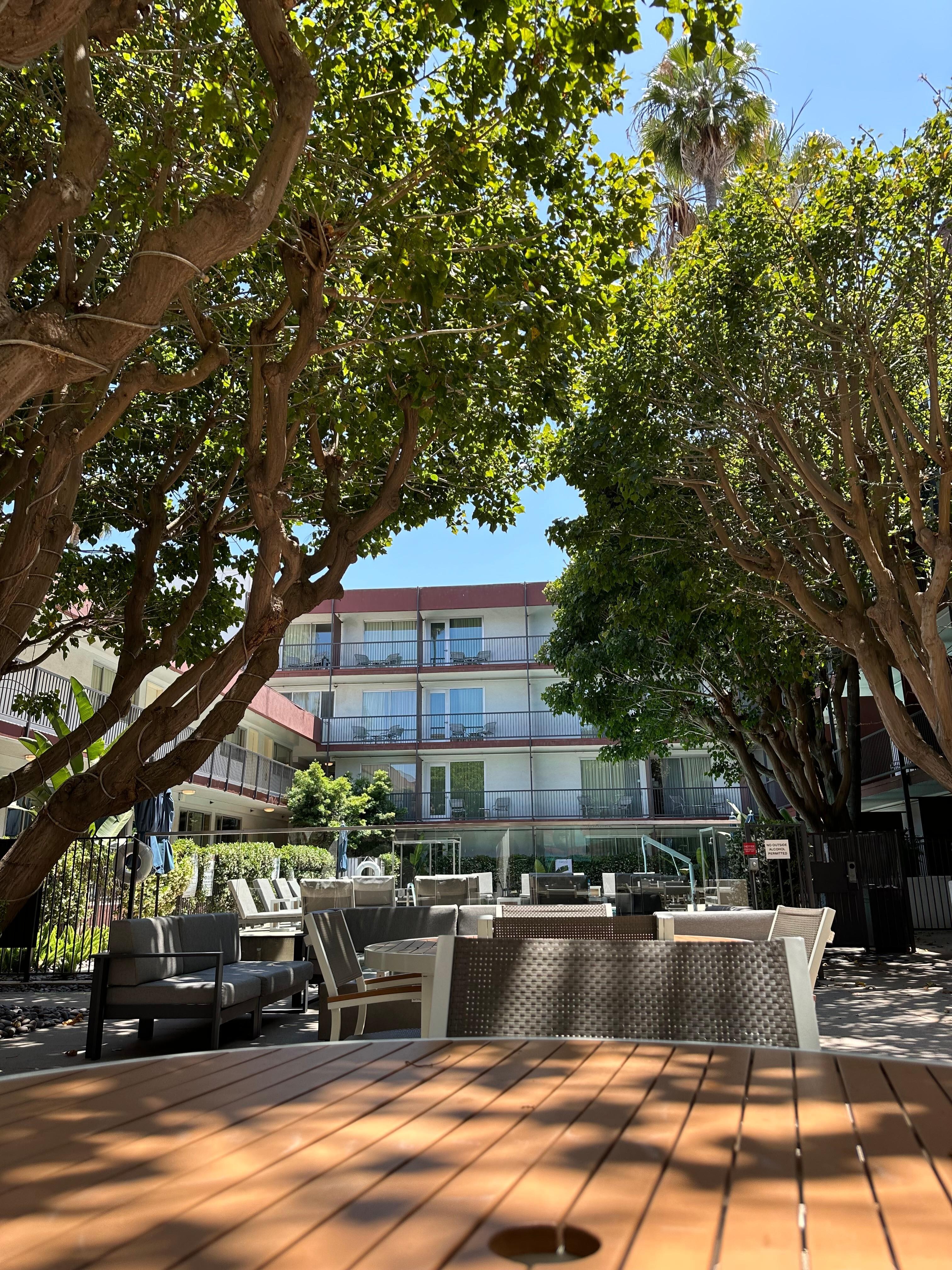 Hyggelig «bakgård» med sittegrupper, firepit og basseng