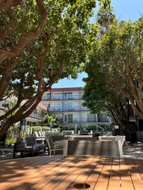 Hyggelig «bakgård» med sittegrupper, firepit og basseng