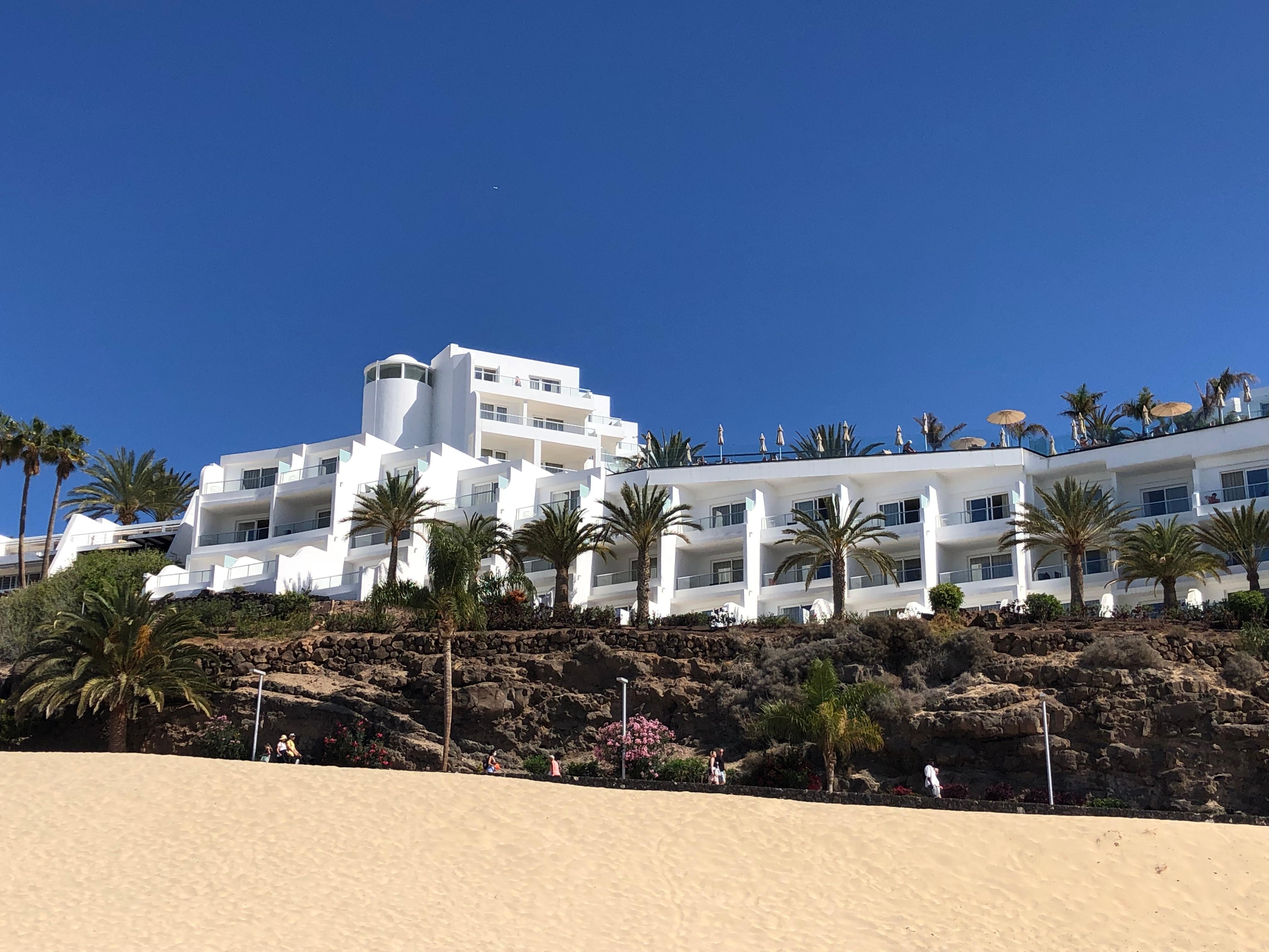 L’hôtel vu de la plage 