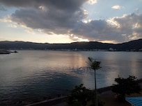 ホテル3階客室からの夕日、海側の部屋に泊まれれば名瀬港が一望です。