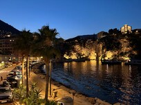 Piren och restauranggatan i Fontvielle, precis runt hörnet från hotellet