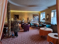 English Salon & Bar