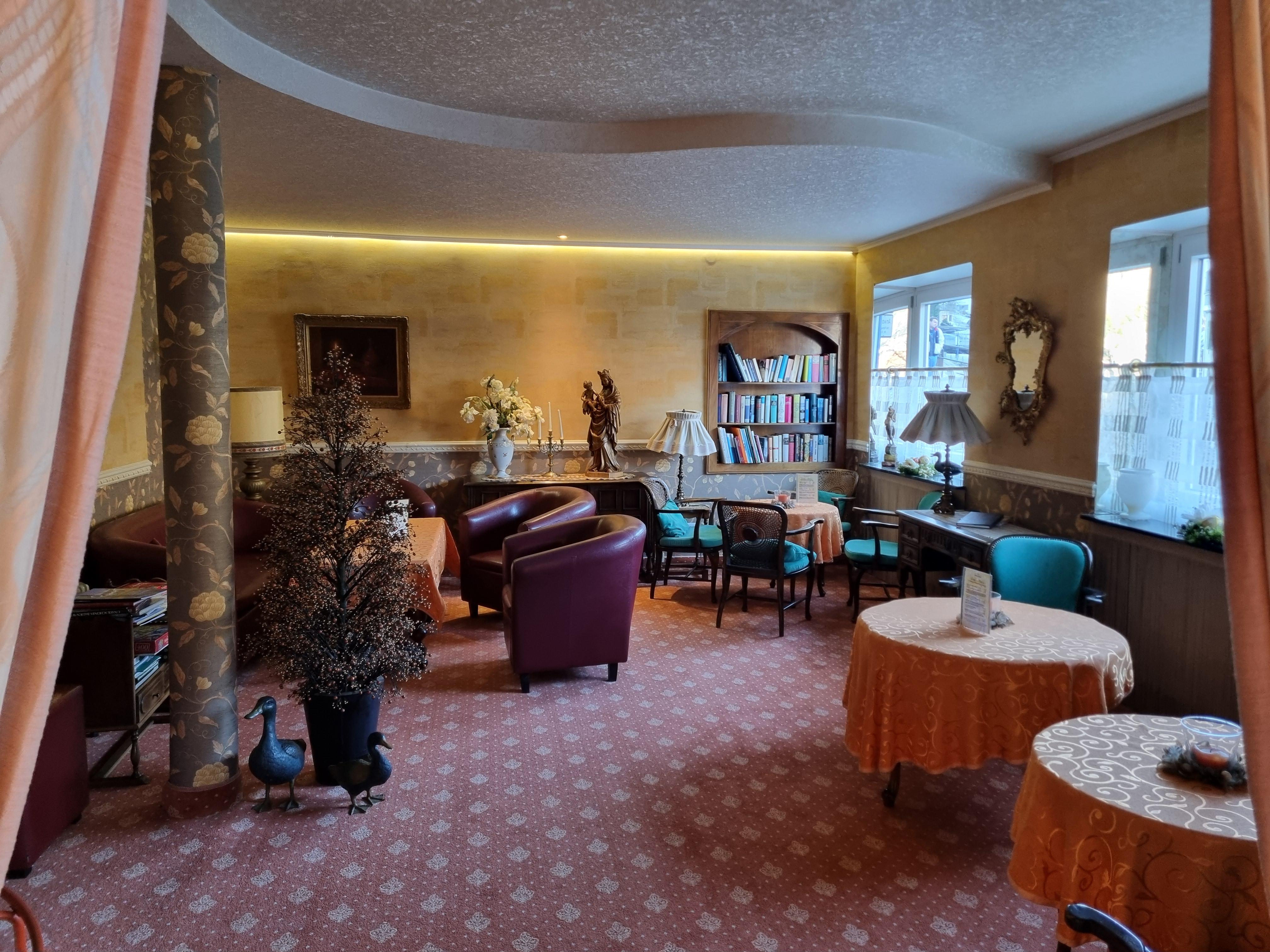 English Salon & Bar