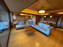 Modern room! Bamboo floors.. Walls of glass!!