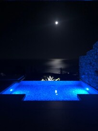 Utsikt når natten faller og fullmånen skinner.