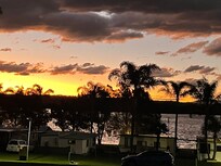 Der Blick von der Terrasse auf den See