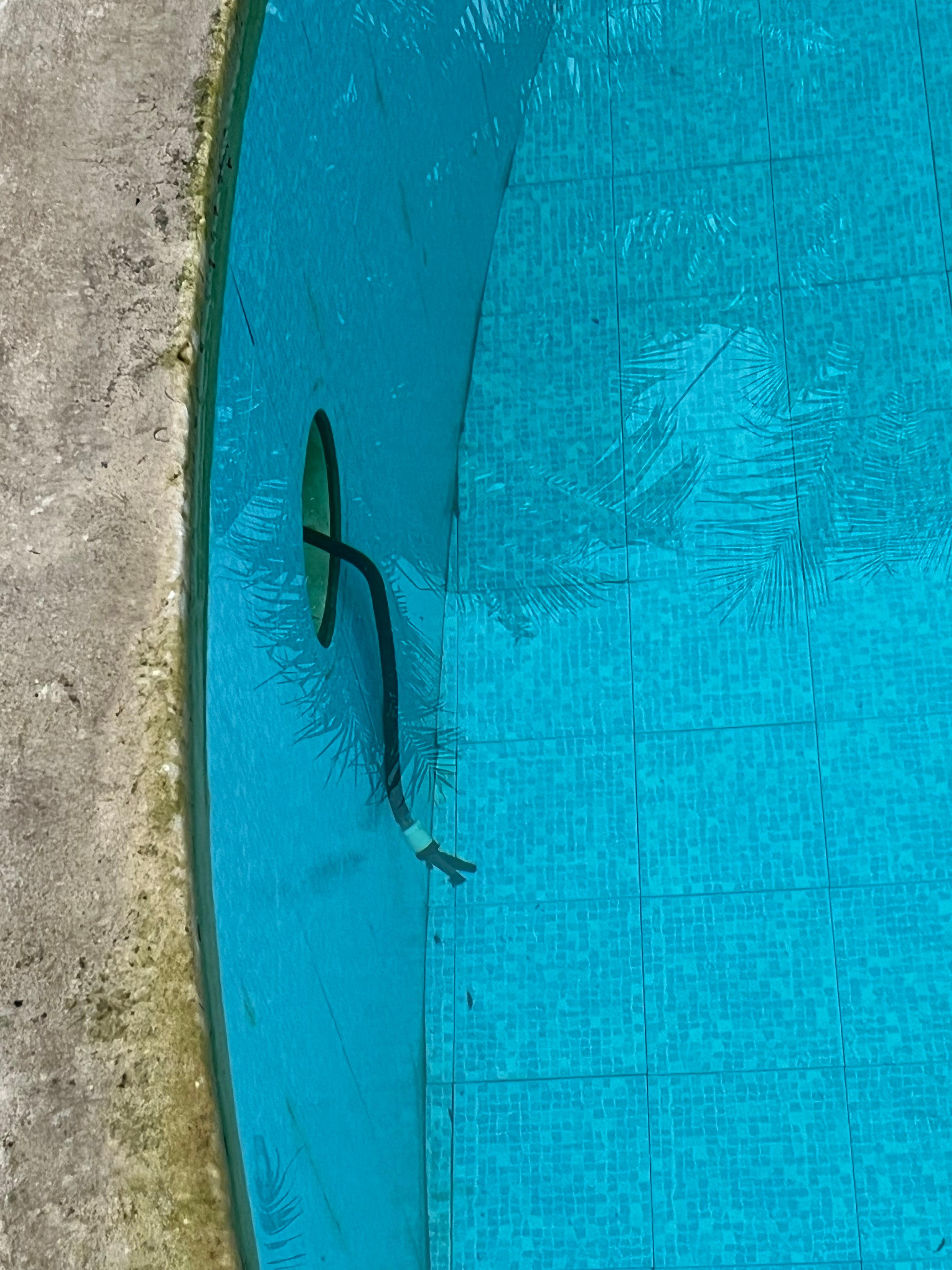 Câble de la lumière arraché, immergé dans l’eau 