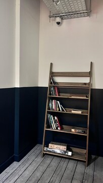 Acogedora librería en el pasillo