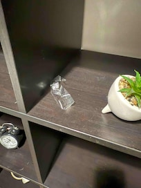 qqun a laissé le plastique de son paquet de cigarettes sur l'étagère