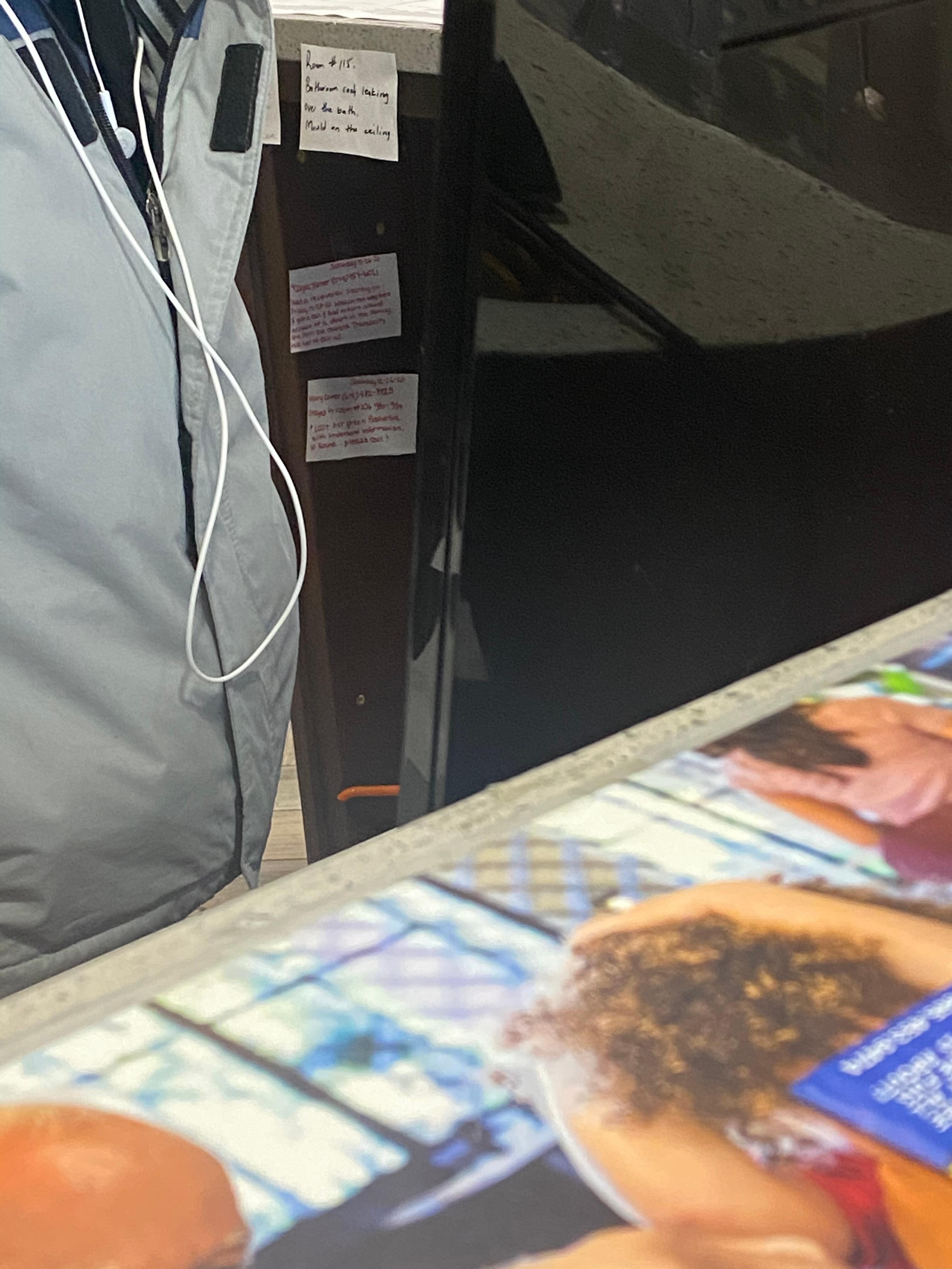 Hay está el papel de la anotación q el techo del baño liquea agua y así me la dieron