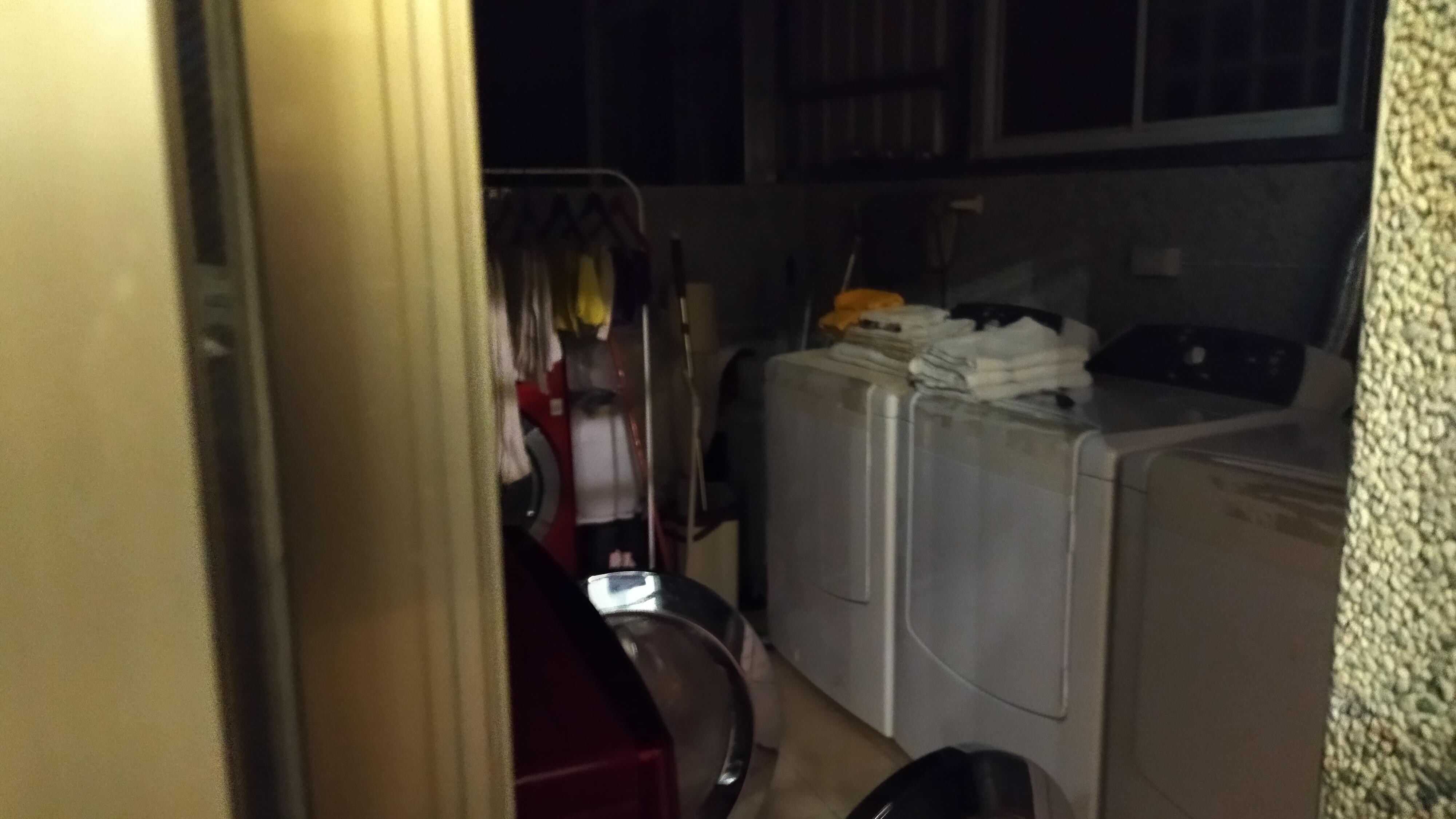 窗戶外是一排洗衣機