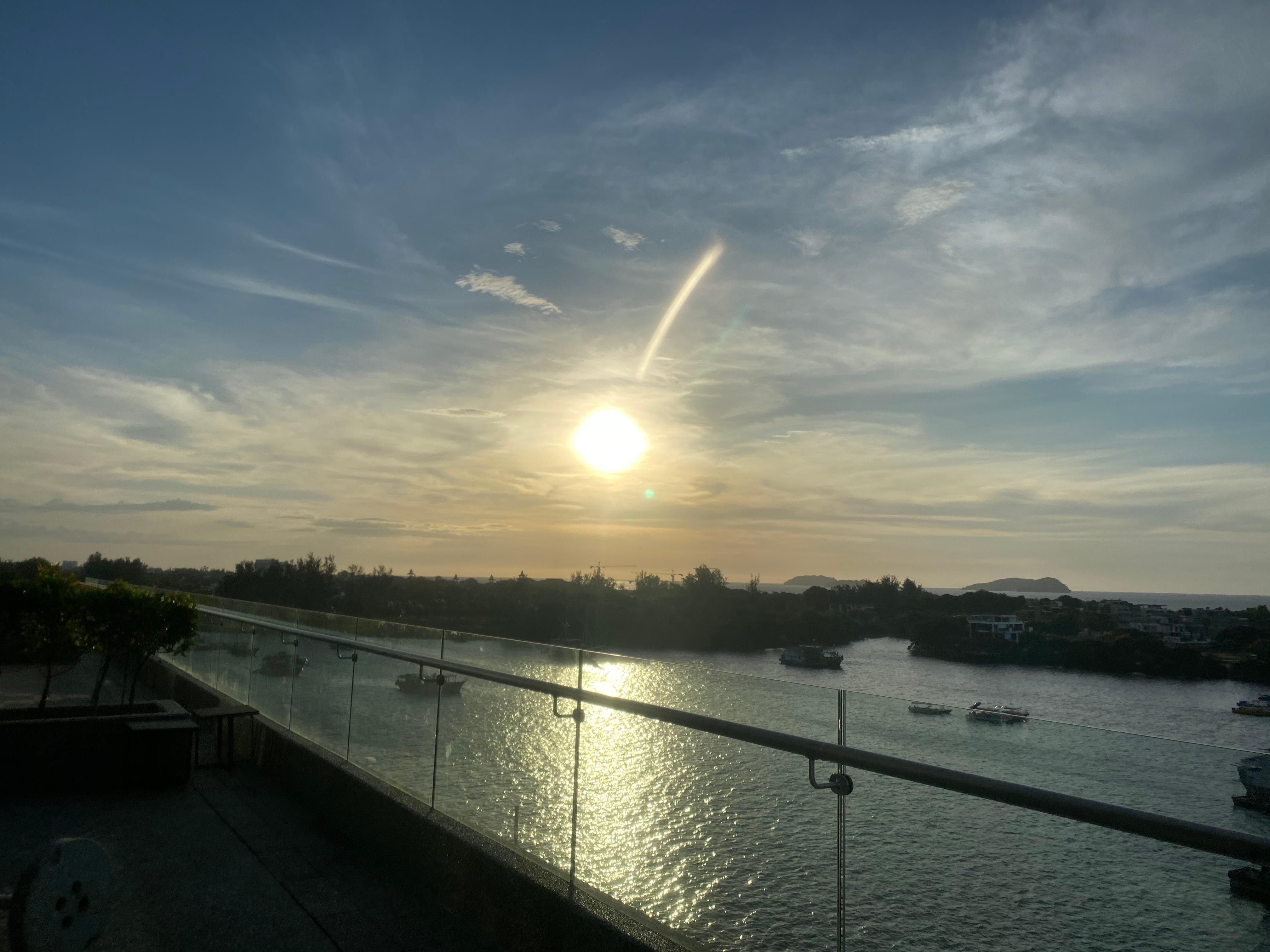 プールからの夕陽