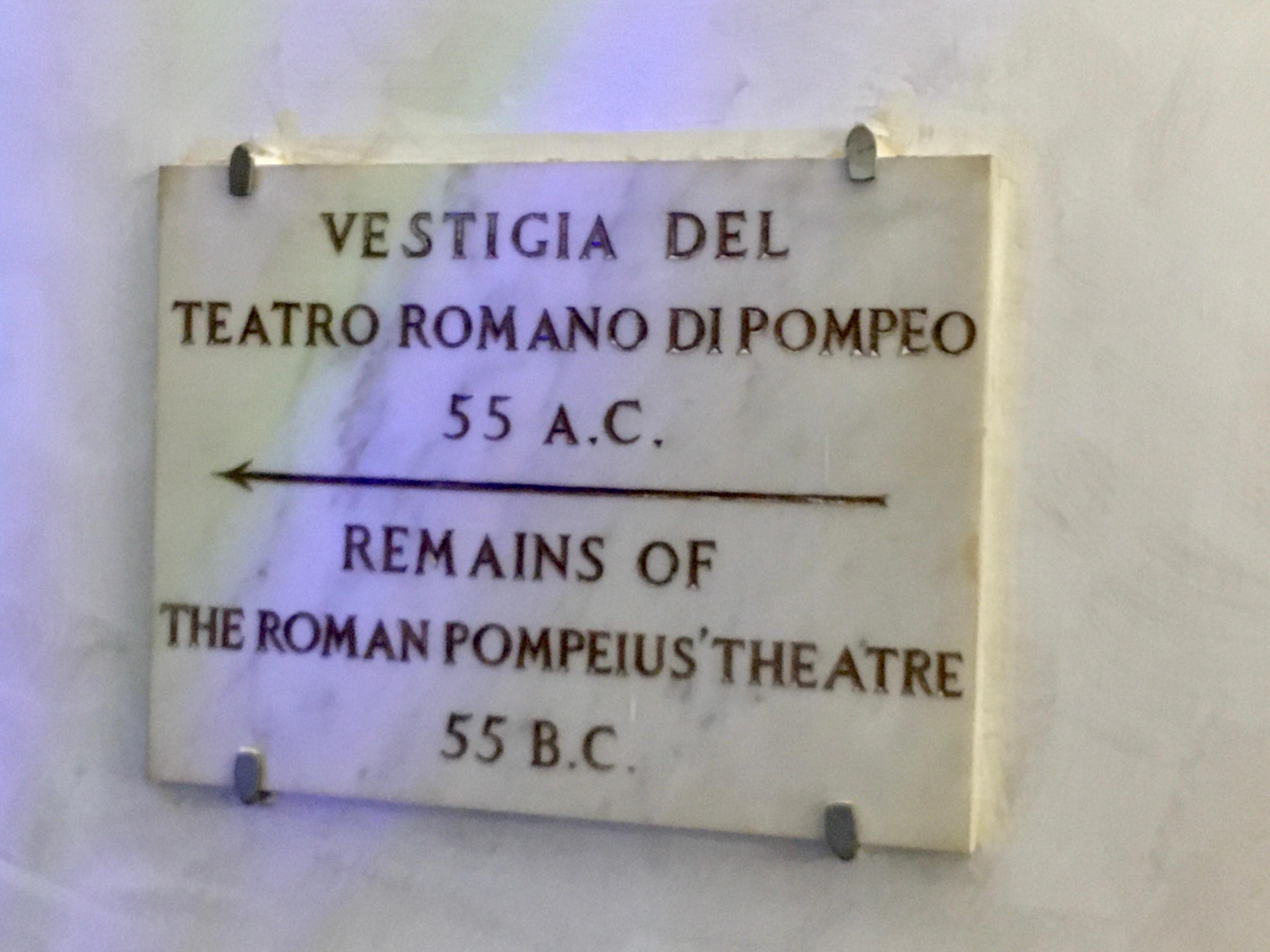 Placa que hay bajando al comedor del hotel donde indica la existencia del antiguo teatro