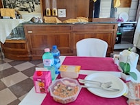 Foram muito gentis me deixando ficar no salão, fora do horário do café da manhã, para comer alguns itens que comprei num supermercado próximo, antes de pegar o ônibus para a estação de Campiglia Marítima.