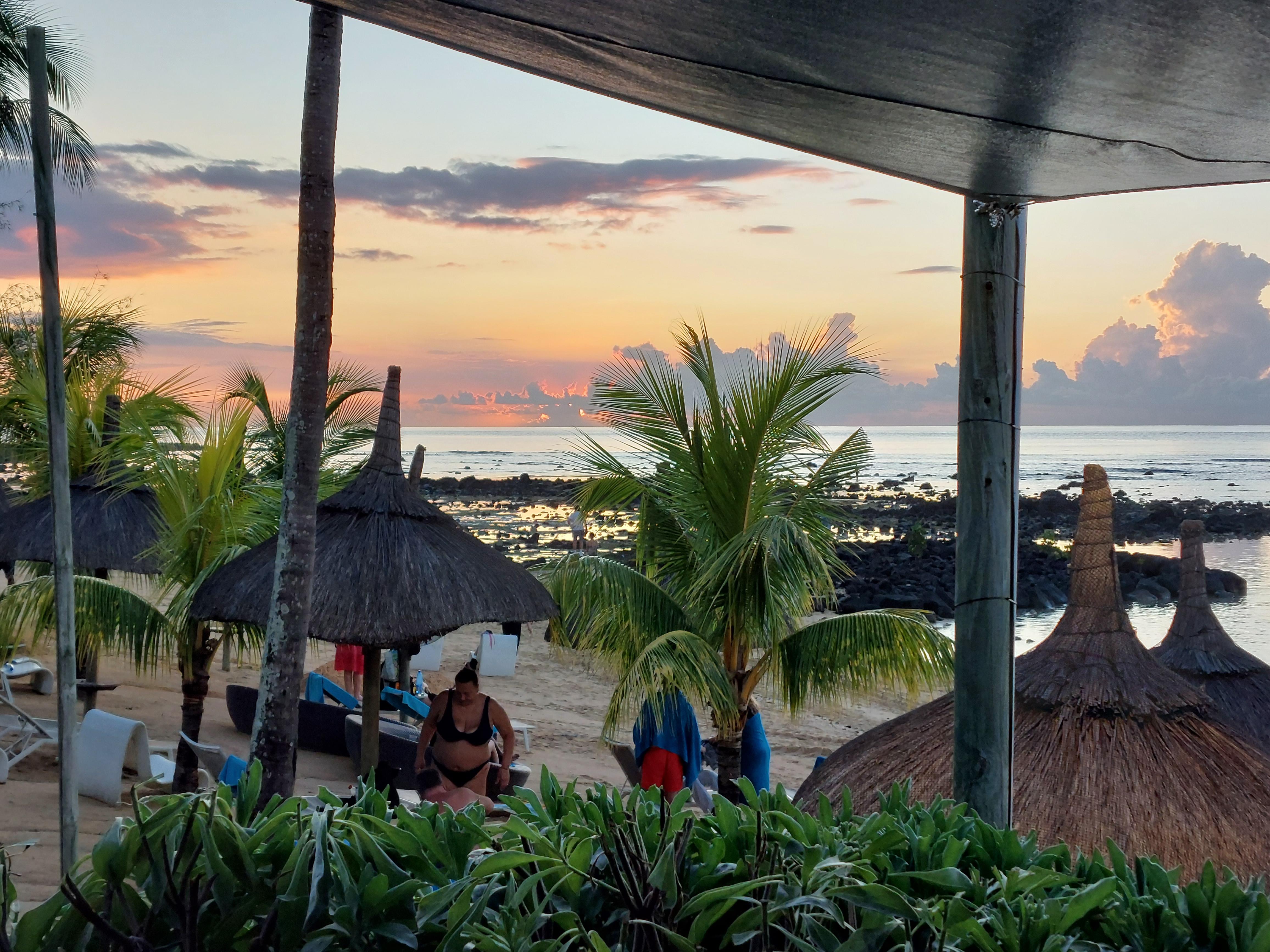 couché de soleil sur le plage de l'hôtel