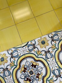 Huoneen laattalattia