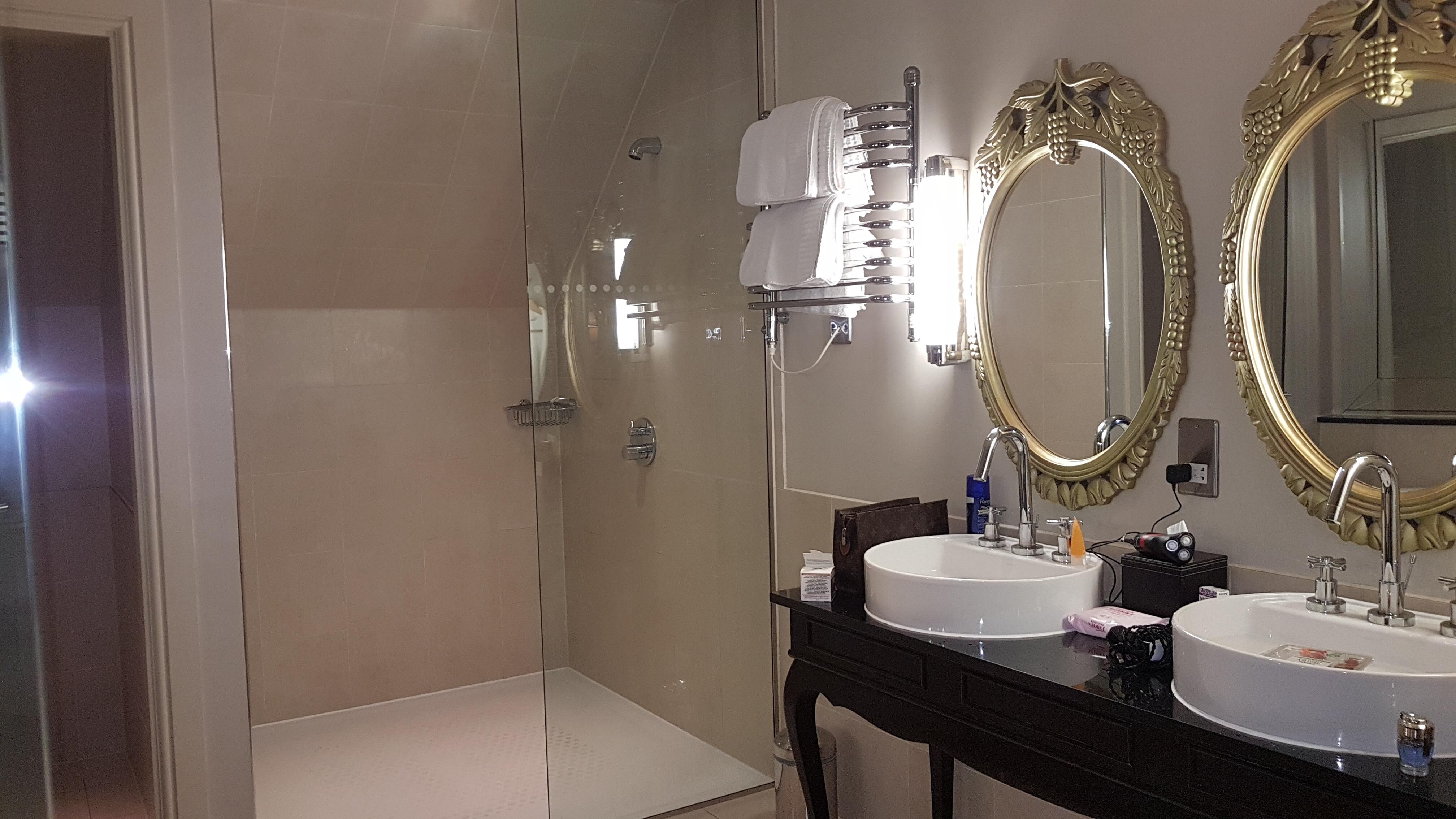 Bathroom suite his/her's