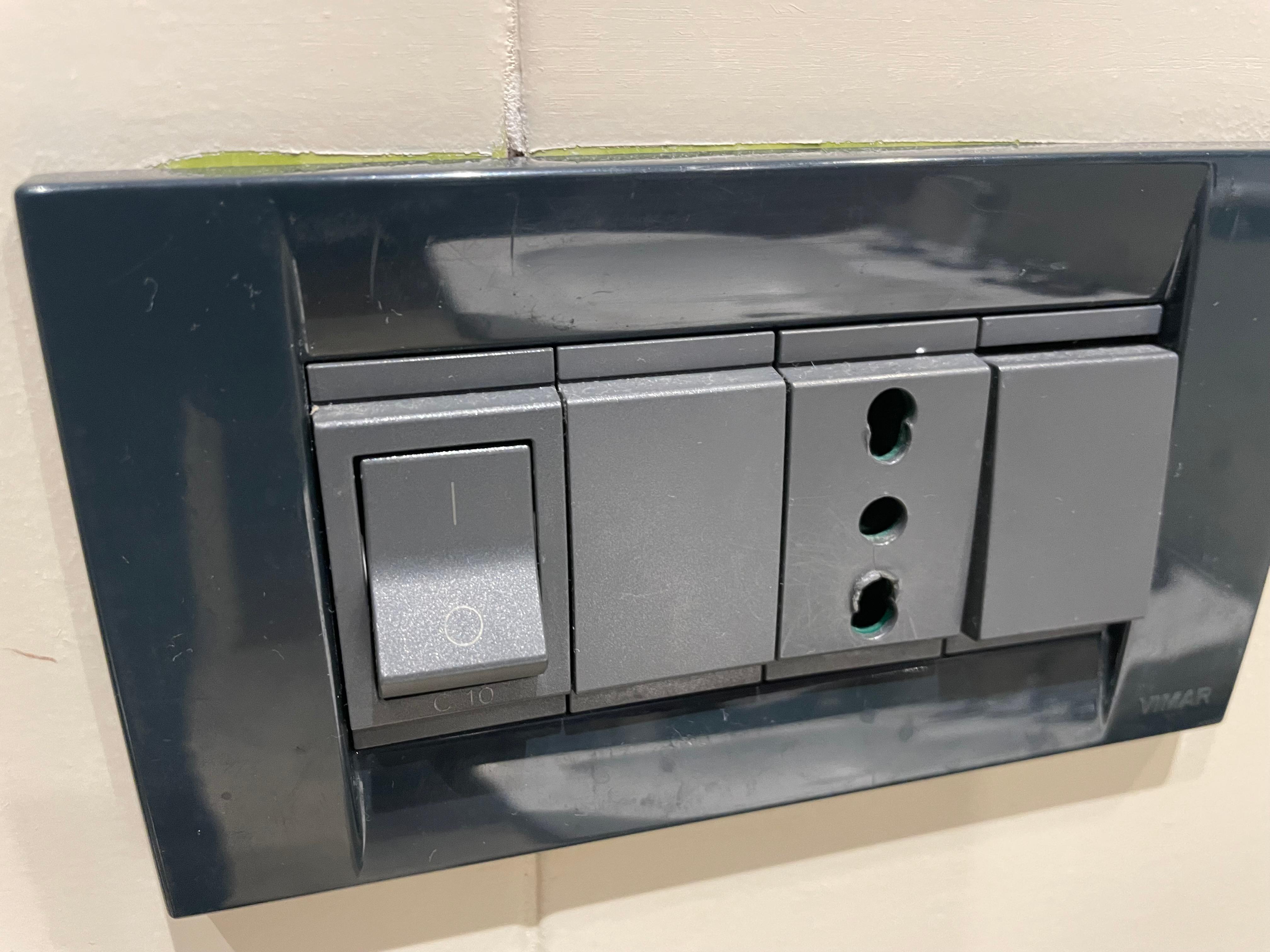 Presa bagno guasta.. perché hanno il phon con la spina tedesca..